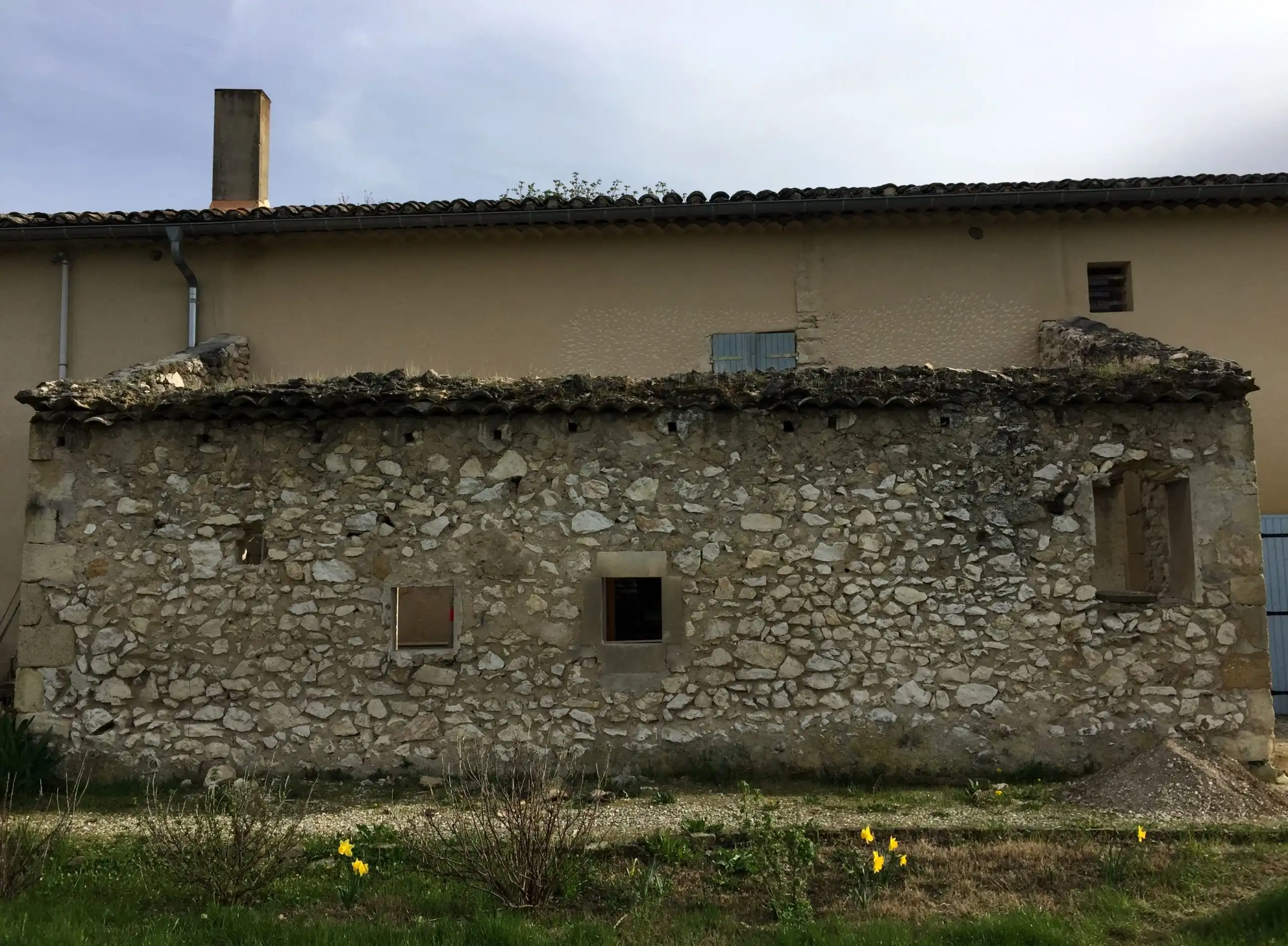 Ancienne dépendance en pierre avant rénovation dans le Luberon.