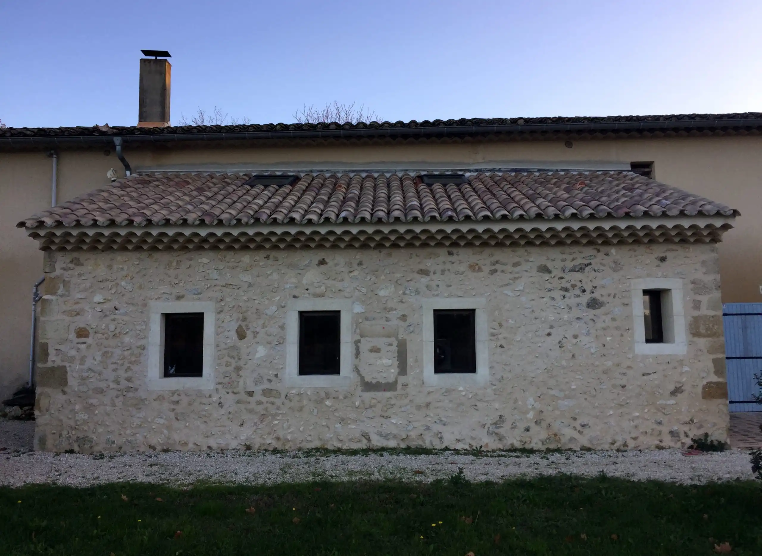 Bâtiment ancien en pierre restauré après rénovation dans le Luberon.